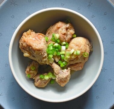 Bowl of lemongrass and coconut chicken drumsticks cooked in a slow cooker.