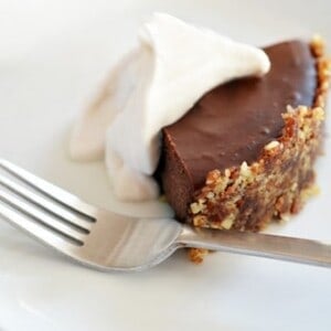 Kelly Brozyna's Paleo Chocolate Pie + Raw Graham Cracker Crust by Michelle Tam / Nom Nom Paleo https://nomnompaleo.com