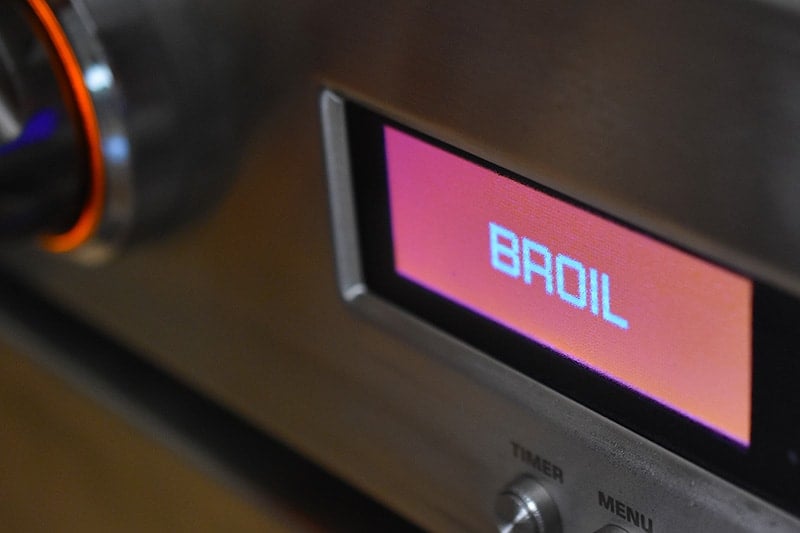 The oven display shows that it is not turned to the Broil function
