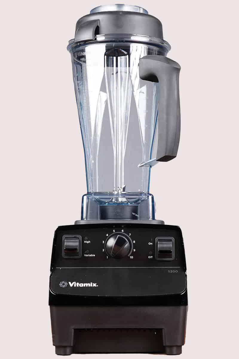 A front shot of a Vitamix 5200 with the lid on.